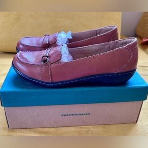 Clarks Women's Ashland Ice tan Slip-On Loafer NIB size 9